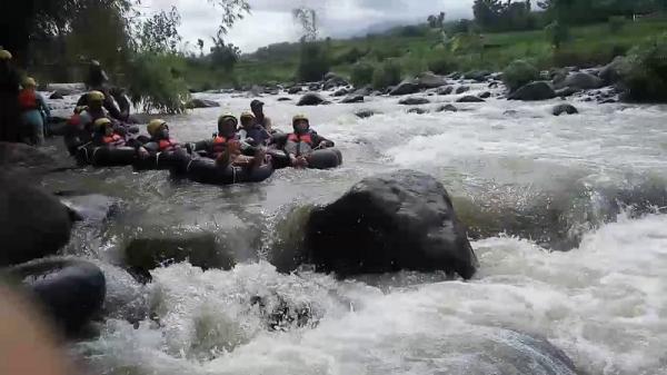 Tubing Madiun menjadi tempat wisata di Madiun Jawa Timur ini yang cukup digemari. (tempatwisatablogspot).
