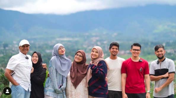 Foto keluarga Fenny bersama dengan anak-anak dan mantan suami. (Foto: Instagram)