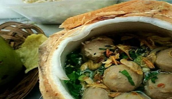 De Baksoku Ada yang unik di kedai bakso ini, yakni disajikan di dalam kelapa. (Instagram/@debaksoku_indonesia)
