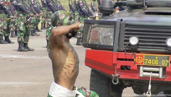 Anggota Komponen Cadangan memakan bohlam neon (Foto akun Youtube Sekretariat Presiden).