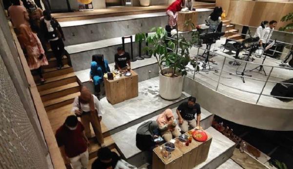 Mat Peci Cafe Kafe ini layak kamu kunjungi karena merepresentasikan suasana di Kota Kembang Bandung. (Foto: Instagram/@matpeci_cafe)