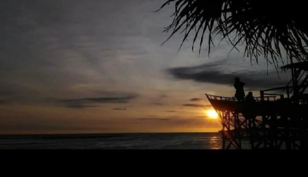 Tempat camping di Pangandaran lainnya yakni Pantai Karapyak. Di lokasi ini kamu bisa menikmati indahnya sunset. (Foto:Instagram/@pantai_karapyak_)