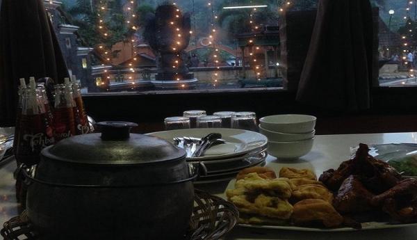 Suasana ala Yogyakarta menjadi khas tempat kuliner di Sumedang ini. (Foto: Instagram/@dedoxts)