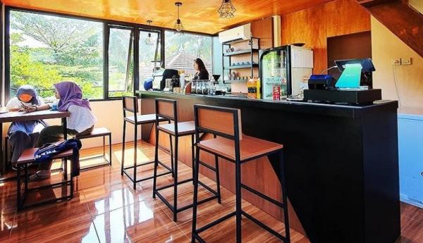 Dikeliling pepohonan, tenpat ngopi yang satu ini terasa sejuk. (Foto: Instagram/@woddy.coffe)