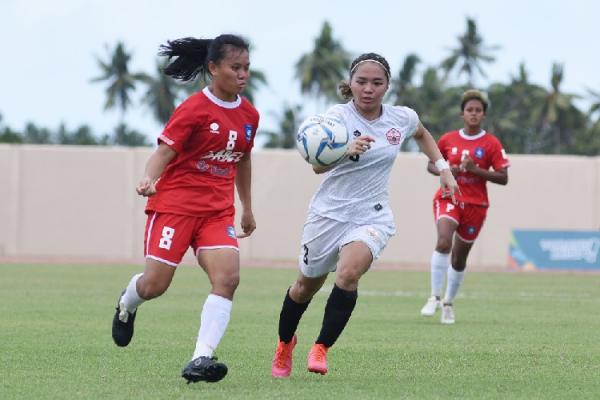 Anggita Oktaviani Anggita Oktaviani (putih) merupakan pemain dari tim sepak bola putri DKI Jakarta. Perempuan cantik ini bermain di posisi bek sayap. (foto: PB PON XX Papua 2021).