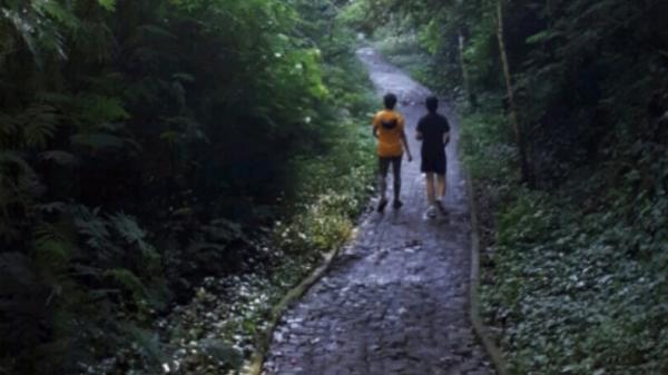 JOGGING TREK Trek joging di Tahura Ir H Djuanda, Dago Pakar, Bandung. (FOTO: bugarraga.com)