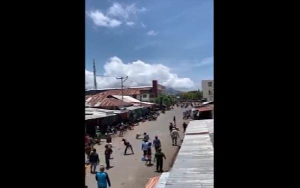 Konflik antarwarga di Adonara Bentrok antarwarga Desa Saosina dan Wotan, Kelurahan Waiwerang, di Adonara, Flores Timur, Nusa Tenggara Timur (NTT) menimbulkan korban luka (Foto: iNews/Joni Nura)