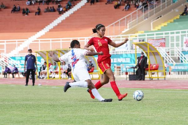 Naomi Nielsen (merah)nmerupakan perempuan blasteran Denmark-Indonesia. Dia kini membela tim PON DKI Jakarta (foto: PB PON XX Papua 2021)