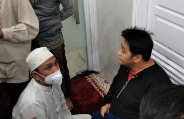 Ikut Sholat Berjamaah Pria Bercadar Ini Ditangkap Karena Masuk Shaf