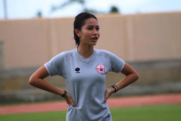 Sabreena menjadi bintang lapangan di PON XX Papua 2021 karena paras cantiknya. Selain cantik, Sabreena juga mempunyai skill mengolah bola yang ciamik. (foto: PB PON XX Papua 2021).
