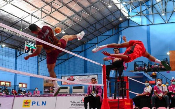 Tim sepak takraw putra Gorontalo (kanan) menang 2-1 atas Jawa Tengah di Final Double Event Takraw Putra PON XX Papua di GOR Univertas Cenderawasih Trikora, Jayapura, Kamis (7/10/2021). (Foto: PB PON XX PAPUA 2021/Silvester)