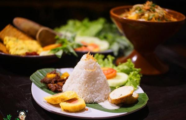 The House of Raminten menjadi tempat makan di Yogyakarta yang harus dicoba wisatawan. (Foto FB/The House of Raminten)