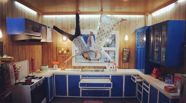 Foto dengan gaya dunia terbalik di Upside Down World Bali. (Foto: Instagram)