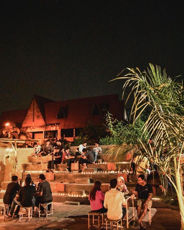 Noralona Coffee Roastery Sensasi ngopi dengan latar kebun di Noralona Coffee Roastery. (Foto: Instagram)