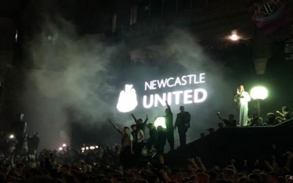 Fans Newcastle United rayakann Mohammed bin Salman Fans Newcastle United merayakan kehadiran pemilik baru asal Arab Saudi, Mohammed bin Salman. (Foto: Twitter/@nufctrust)
