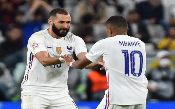 Karim Benzema dan Kylian Mbappe Dua striker Timnas Prancis, Karim Benzema dan Kylian Mbappe merayakan gol bersama saat melawan Belgia pada semifinal UEFA Nations League di Stadion Allianz, Jumat (8/10/2021). (Foto: REUTERS/Massimo Pinca)
