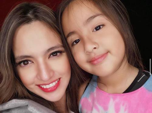 Mikhayla Zhalindra Bakrie bersama sang ibu Nia Ramadhani. (Foto: IG)