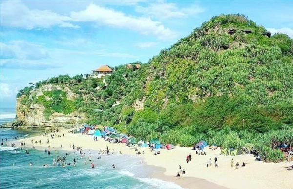 Pantai sanglen menjadi salah satu tempat camping di Jogja yang cocok untuk berlibur. (FotoL IG/Pantai Sanglen)