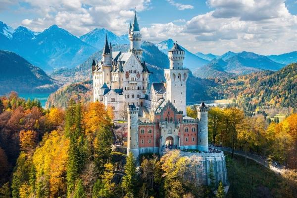 Satu tempat wisata unik yang menjadi tujuan utama wisata ke Pegunungan Alpen saat musim gugur adalah Kastil Neuschwanstein yang bergaya Disney.