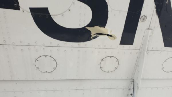 Sebuah pesawat ditembaki saat mendarat di Pegunungan Bintang, Papua, Jumat (8/10/2021). (Foto: Omega Batkorumbawa)