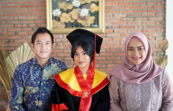 Siti Adita Kania bersama kedua orangtuanya. (Foto: IG)