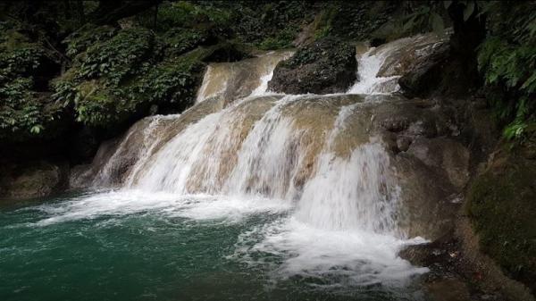 Tempat hunting foto di Papua salah satunya di Air Terjun Bihewa. (Foto: Twitter)