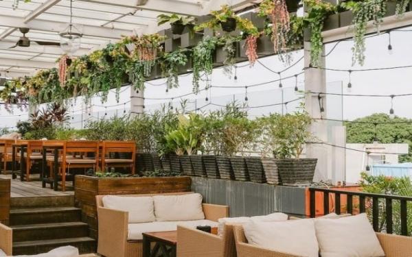 Equatore Rooftop Cafe`, salah satu tempat nongkrong terdekat di Palembang. (Foto: Instagram/@equatore_rooftop)