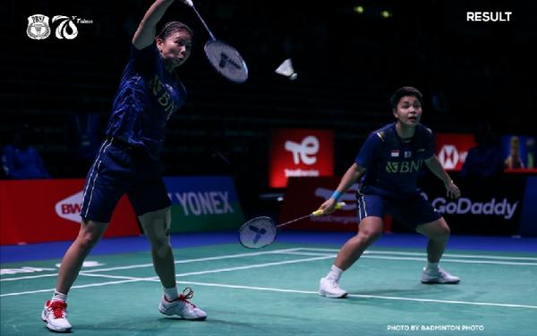 Greysia/Apriyani menang Greysia Polii/Apriyani Rahayu sukses menyumbang satu poin kemenangan untuk tim Uber Indonesia usai mengalahkan wakil Jerman Stine Kuspert/Emma Moszczynki. (foto: Twitter/INABadminton).