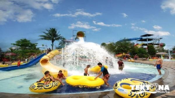 KAMPUNG BATU TEKTONA Kolam renang Kampung Batu Tektona Waterpark di kawasan Banjaran, Kabupaten Bandung. (Foto: istimewa/kampungbatu.co.id)