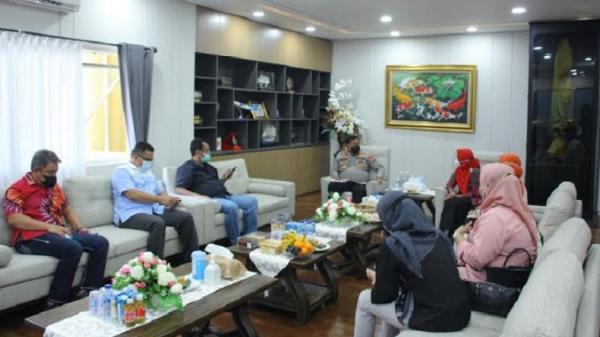 kapolda sulut dan komnas perempuan Kapolda Sulawesi Utara Irjen Pol Nana Sudjana menerima kunjungan audiensi Komisi Nasional (Komnas) Perempuan. (Foto: Polda Sulut)