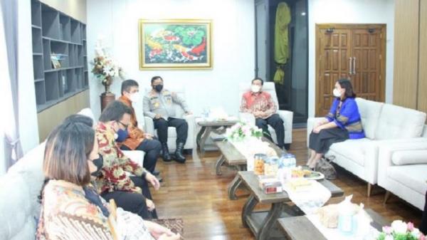 Kapolda Sulut dan ombudsman Kapolda Sulut Irjen Pol Nana Sudjana saat menerima kedatangan Ombudsman RI. (Foto: Polda Sulut)