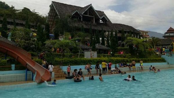 Kolam RENANG AW STRAWBERRY Kolam renang AW Strawberry di Pacet, Kabupaten Bandung. (Foto: Facebook/Kolam Renang AW Strawberry)