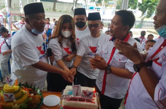Pengurus DPD Partai Perindo Deliserdang bersama-sama memotong kue memperingati HUT ke-7. (Foto: MNC Portal/Wahyudi Aulia S)