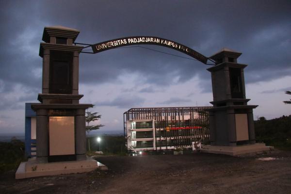     PSDKU Unpad Pangandaran yang didirikan pada tahun 2016 dengan tujuan agar masyarakat dari wilayah Pangandaran, Ciamis, Tasikmalaya dan sekitarnya bisa melanjutkan studi ke jenjang perguruan tinggi. (Foto: psdkupangandaran.unpad.ac.id)