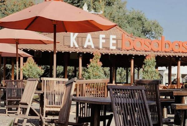 Kafe Basa basi menjasi salah satu tempat nongkrong terdekat di Jogja yang cocok untuk nongkrong. (Foto: Instagram/Basabasi Condongcatur)