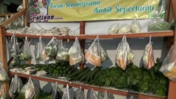 Warga Dusun VII, Desa Sukaraja, Kecamatan Gedung Tataan, Pesawaran, Lampung. Mereka melakukan kegiatan sosial saling berbagi sayur dan lauk mentah (Andres Afandi/MNC POrtal)