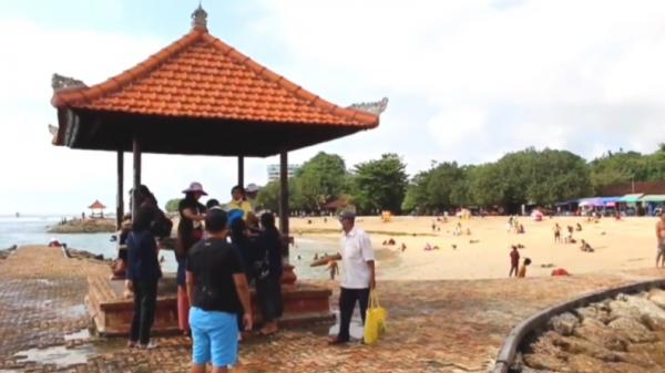 Pantai Sanur Kawasan Pantai Sanur di Denpasar, Bali mulai ramai dikunjungi wisatawan setelah penerapan ganjil-genap di wilayah itu disetop (India Arri/MNC Portal)