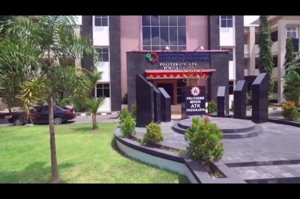  Universitas di Bantul berikutnya adalah Politeknik ATK Yogyakarta. Lokasinya berada di Jalan Prof Dr Wirdjono Prodjodikoro, Glubo, Sewon, Bantul. (Foto : atk.ac.id.)