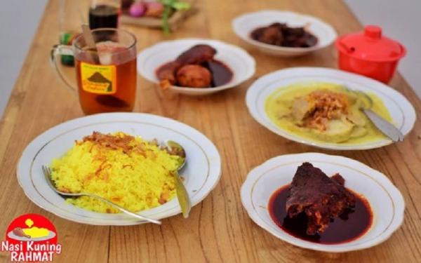 Tempat kuliner di Banjarmasin Kalimantan Selatan, Nasi Kuning Rahmat (Foto: Instagram/warung.rahmat)