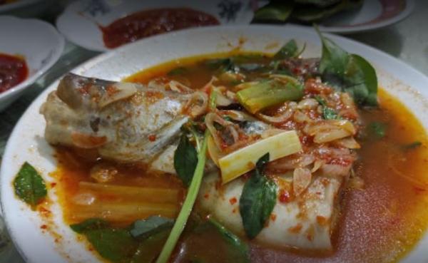 Menu ikan pindang khas dari rumah makan Musi Rawas, Palembang. (Foto: ist)
