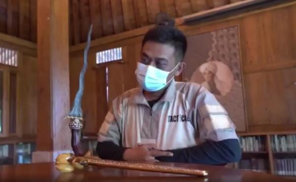 Keris Luk 7 Anies Baswedan dari mendiang dalang kondang, Ki Manteb Sudarsono yang memiliki presisi tinggi. (Foto: Instagram @aniesbaswedan)