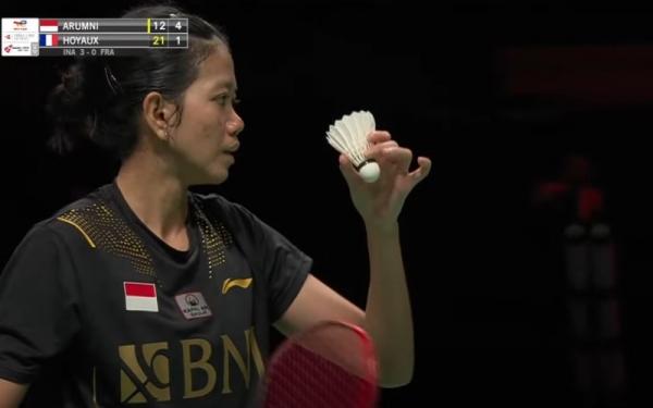 Pebulu tangkis tunggal putri, Nandini Putri Arumni Tunggal putri Indonesia, Nandini Putri Arumni melawan wakil Prancis, Yaelle Hoyaux dalam Piala Uber 2020 di Ceres Arena, Senin (11/10/2021). (Foto: Youtube/BWF TV)
