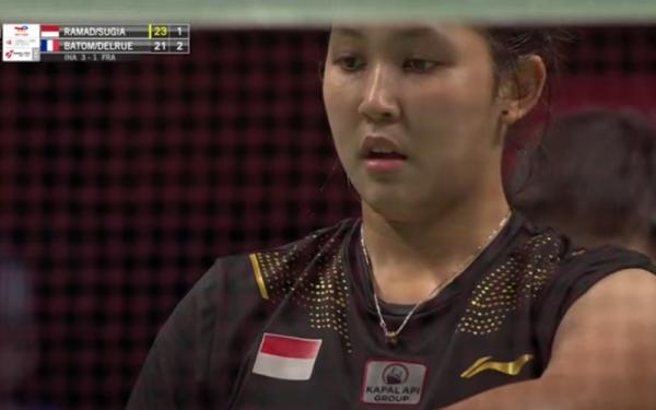 Ganda putri Indonesia, Ribka Sugiarto hendak melakukan servis saat melawan wakil Prancis, Marie Batomene/Delphine Delrue dalam laga Grup A Piala Uber 2020 di Ceres Arena, Senin (11/10/2021). (Foto: Youtube/BWF TV)