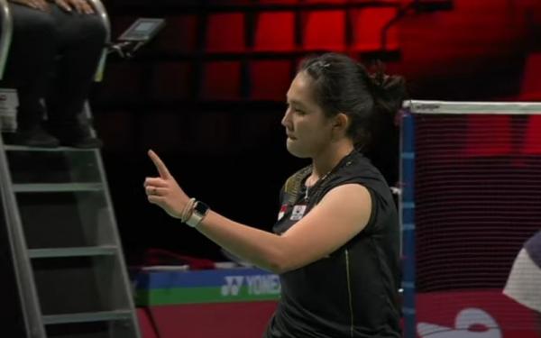 Ribka Sugiarto di Piala Uber 2020 Ganda putri Indonesia, Ribka Sugiarto memperlihatkan ekspresi senang setelah mencuri poin dari wakil Prancis, Marie Batomene/Delphine Delrue dalam laga Grup A Piala Uber 2020 di Ceres Arena, Senin (11/10/2021). (Foto: Youtube/BWF TV)