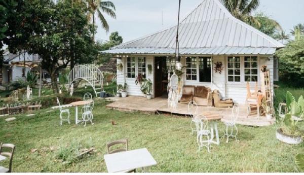 Secret Garden Konsep vintage outdoor garden menjadi daya tarik yang akan memanjakan pengunjung ketika nongkrong di Secret Garden. (Foto: Instagram/@secretgardencianjur)