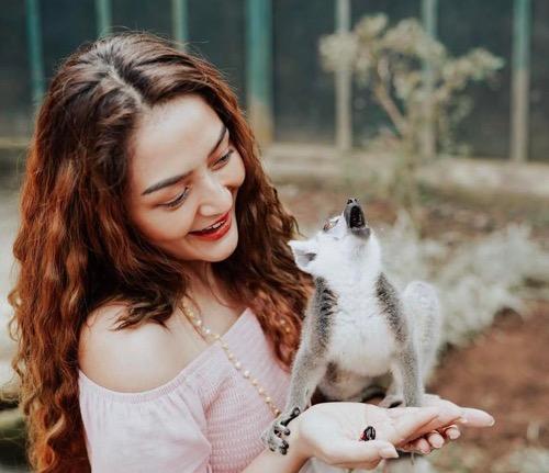 Siti Badriah bersama hewan lemur.