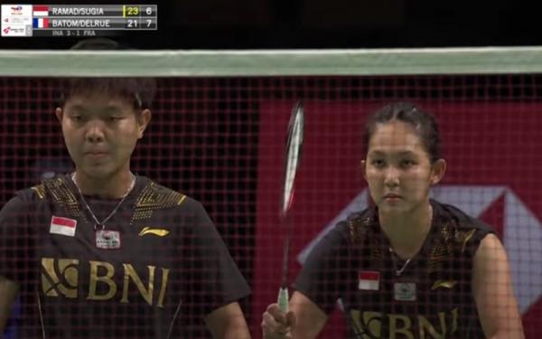 Ganda putri Indonesia, Siti Fadia Silva Ramadhanti/Ribka Sugiarto melawan wakil Prancis, Marie Batomene/Delphine Delrue dalam laga Grup A Piala Uber 2020 di Ceres Arena, Senin (11/10/2021). (Foto: Youtube/BWF TV)