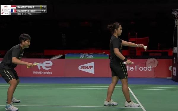 Ganda putri Indonesia, Siti Fadia Silva Ramadhanti/Ribka Sugiarto melawan wakil Prancis, Marie Batomene/Delphine Delrue dalam laga Grup A Piala Uber 2020 di Ceres Arena, Senin (11/10/2021). (Foto: Youtube/BWF TV)