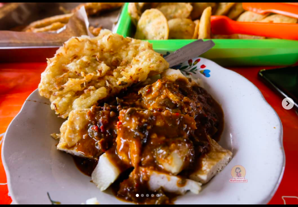12 Kupat Tahun Mangunreja Tempat makan di Tasikmalaya yang legendaris. (foto: Instagram)