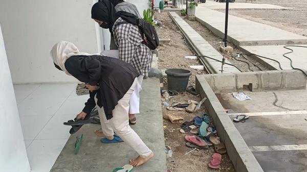 Kampung Akuarium mewajibkan siapa saja yang masuk gedung lepas alas kaki (Foto: Yohanes Tobing)